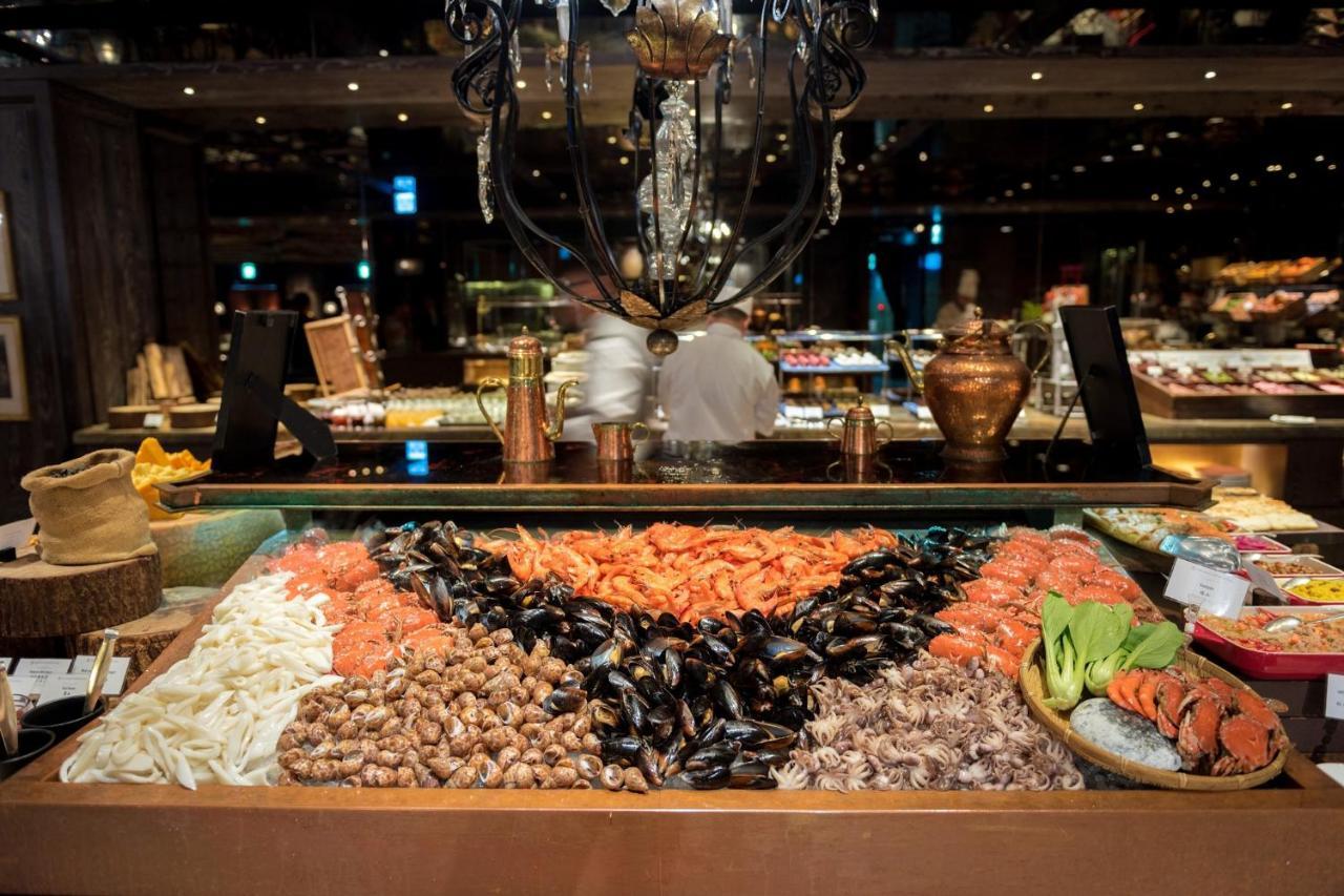 Palais De Chine Hotel Taipei Exteriör bild Seafood buffet at a restaurant