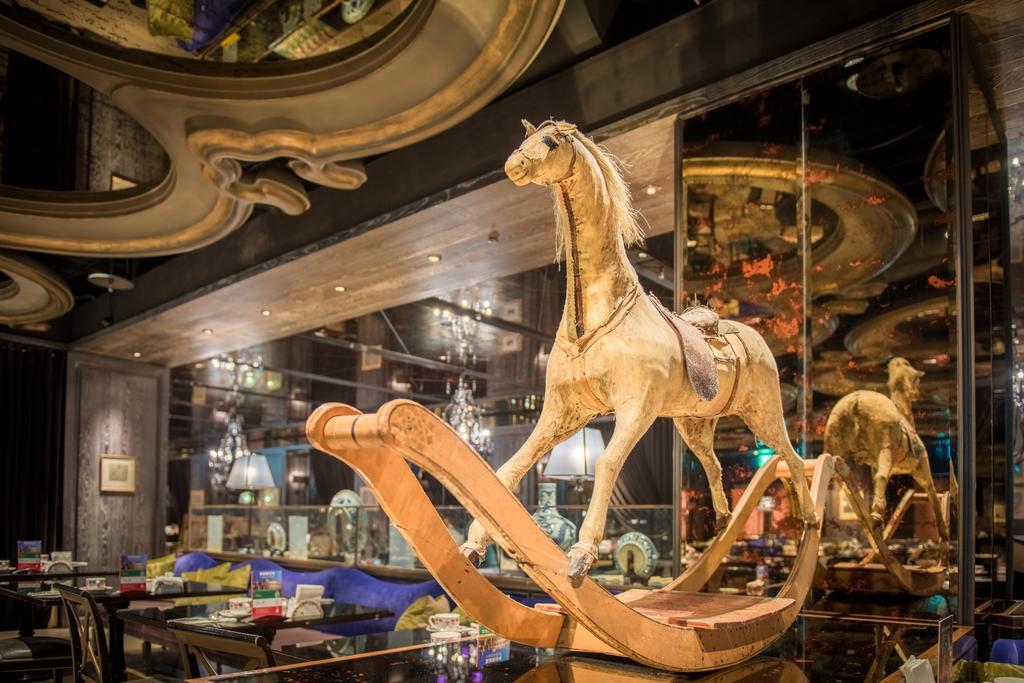 Palais De Chine Hotel Taipei Exteriör bild The carousel at the entrance of the store